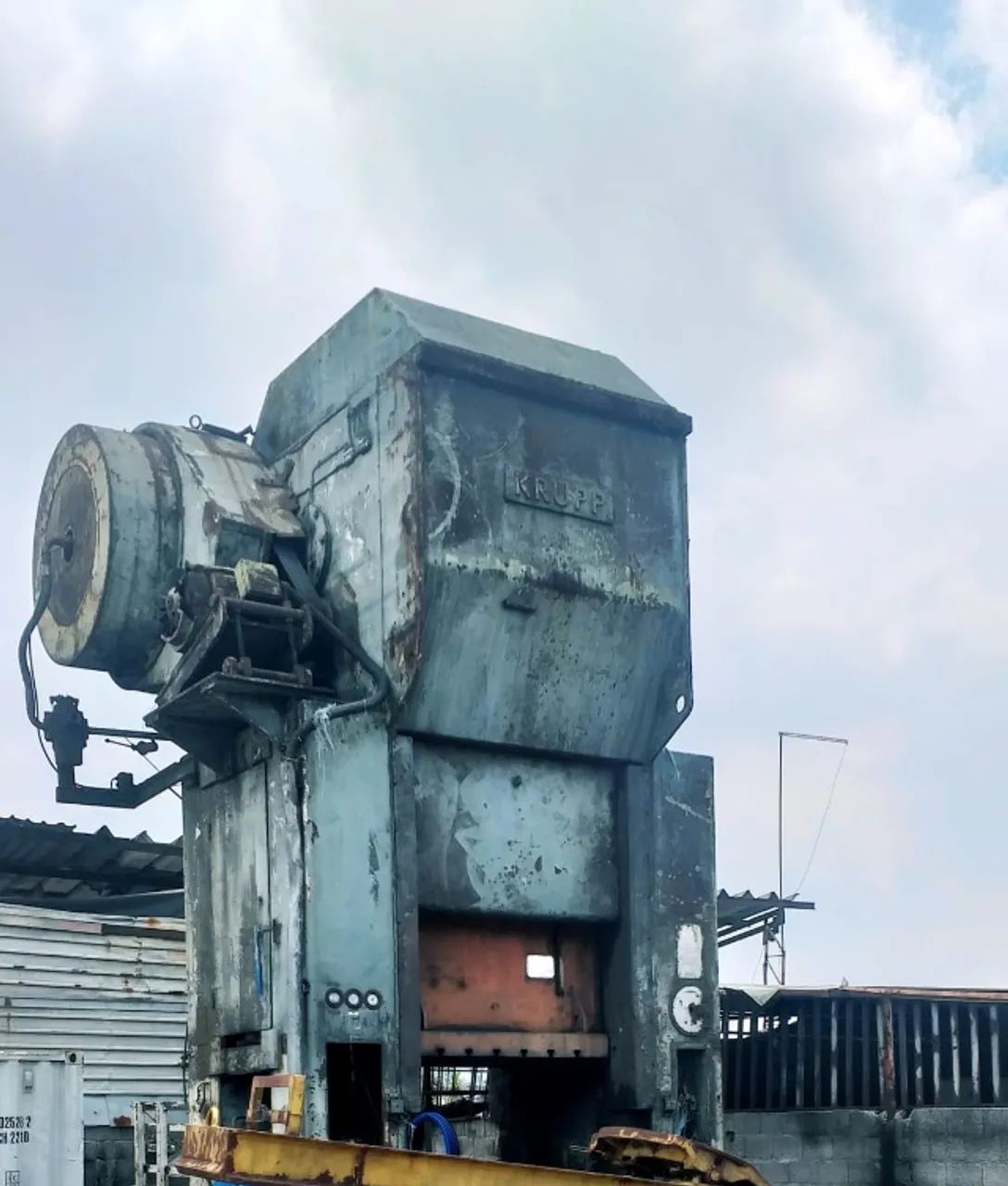 Prensa Excêntrica Freio Fricção tipo H  Marca Krupp, capacidade 800 Tf, 