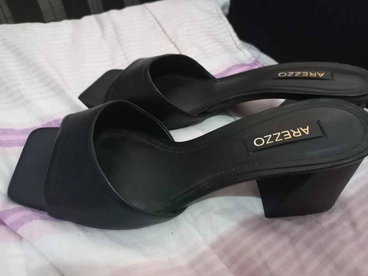 Sandália Arezzo preta 150 reais watts *