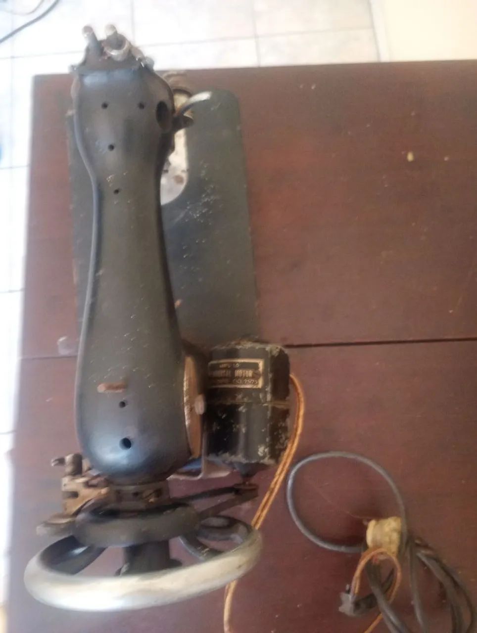 Máquina de costura antiga Singer não sei de funciona  - Foto 3