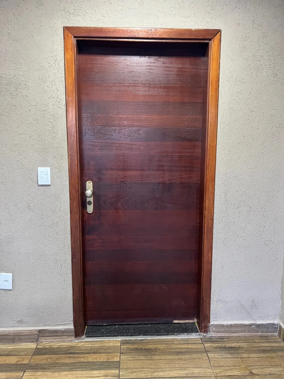 Porta completa, madeira maciça 2,12 X 0,90.