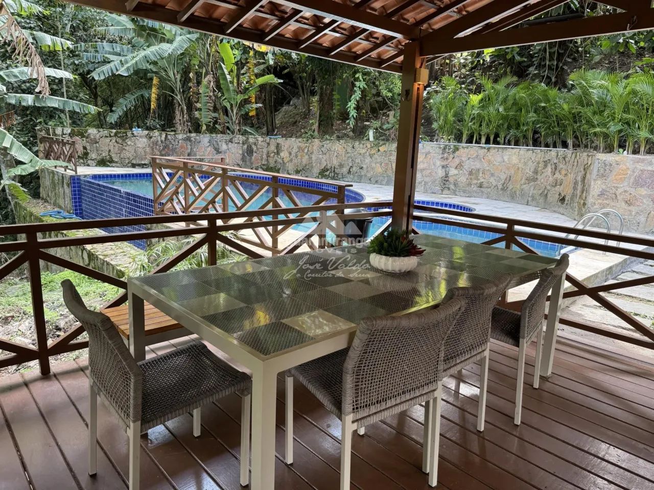 Chácara de 180m², com 0,24 ha de terreno, 05 suítes, deck e piscina com hidromas - Foto 5