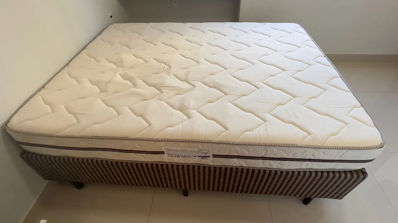 Cama box queen size com somente 2 meses de uso