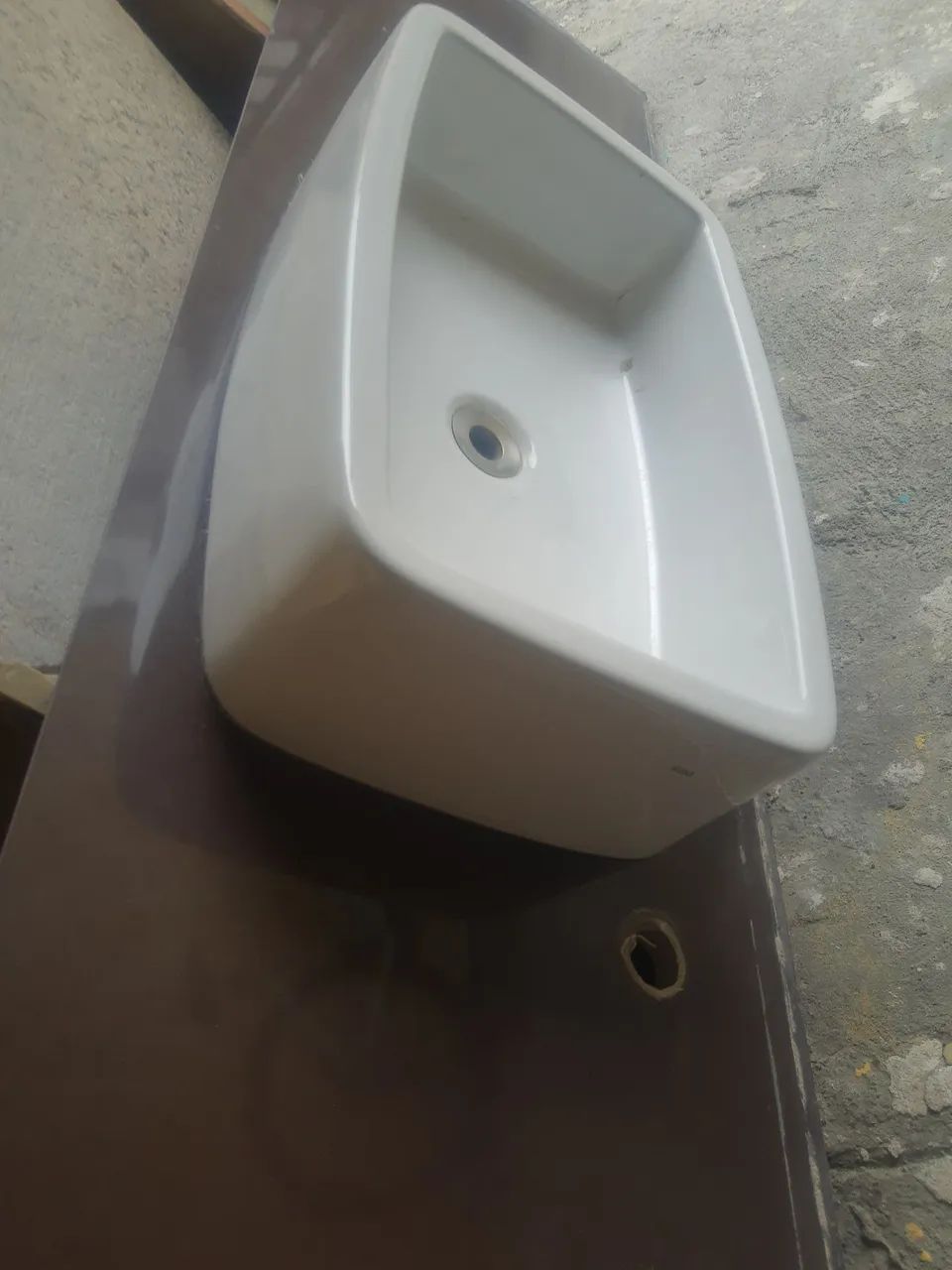 Pia em porcelanato com cuba em cerâmica. - Foto 2