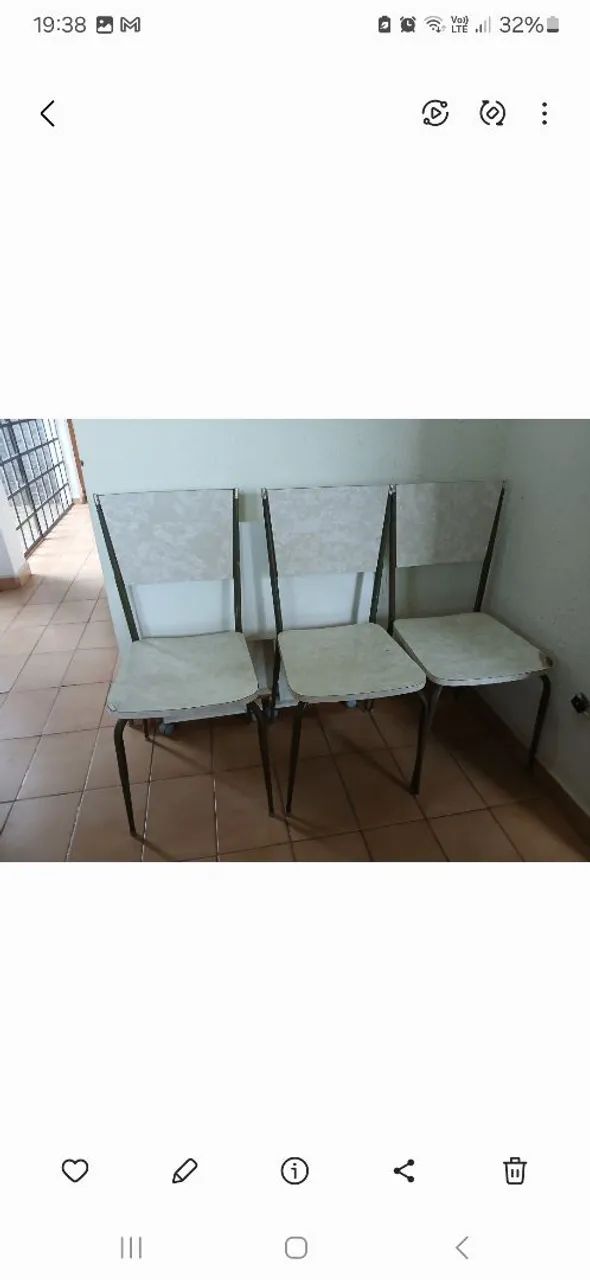 Mesa anos 60 com 6 cadeiras, com alguns detalhes  de desgaste pelo tempo. - Foto 3