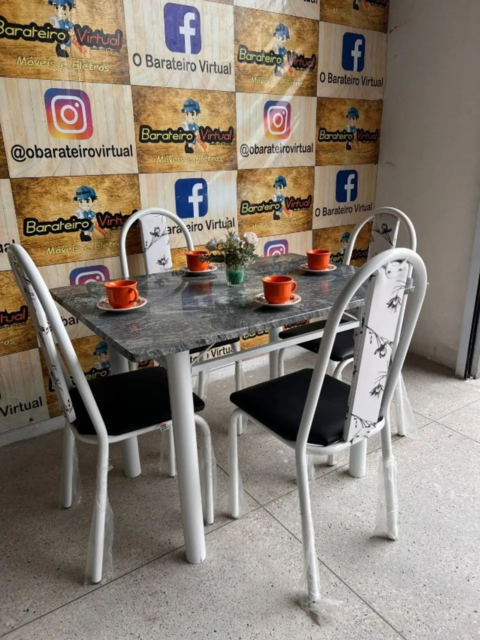 Conjunto de mesa com tampo em granito e 4 cadeiras com assento estofado e design moderno. 