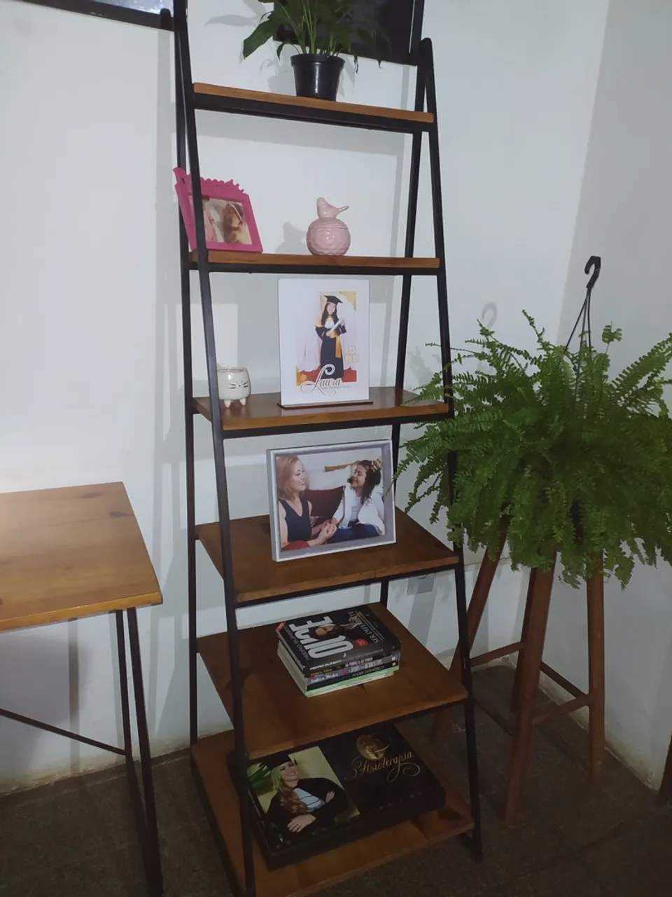 Estante Decorativa em Madeira e Metal