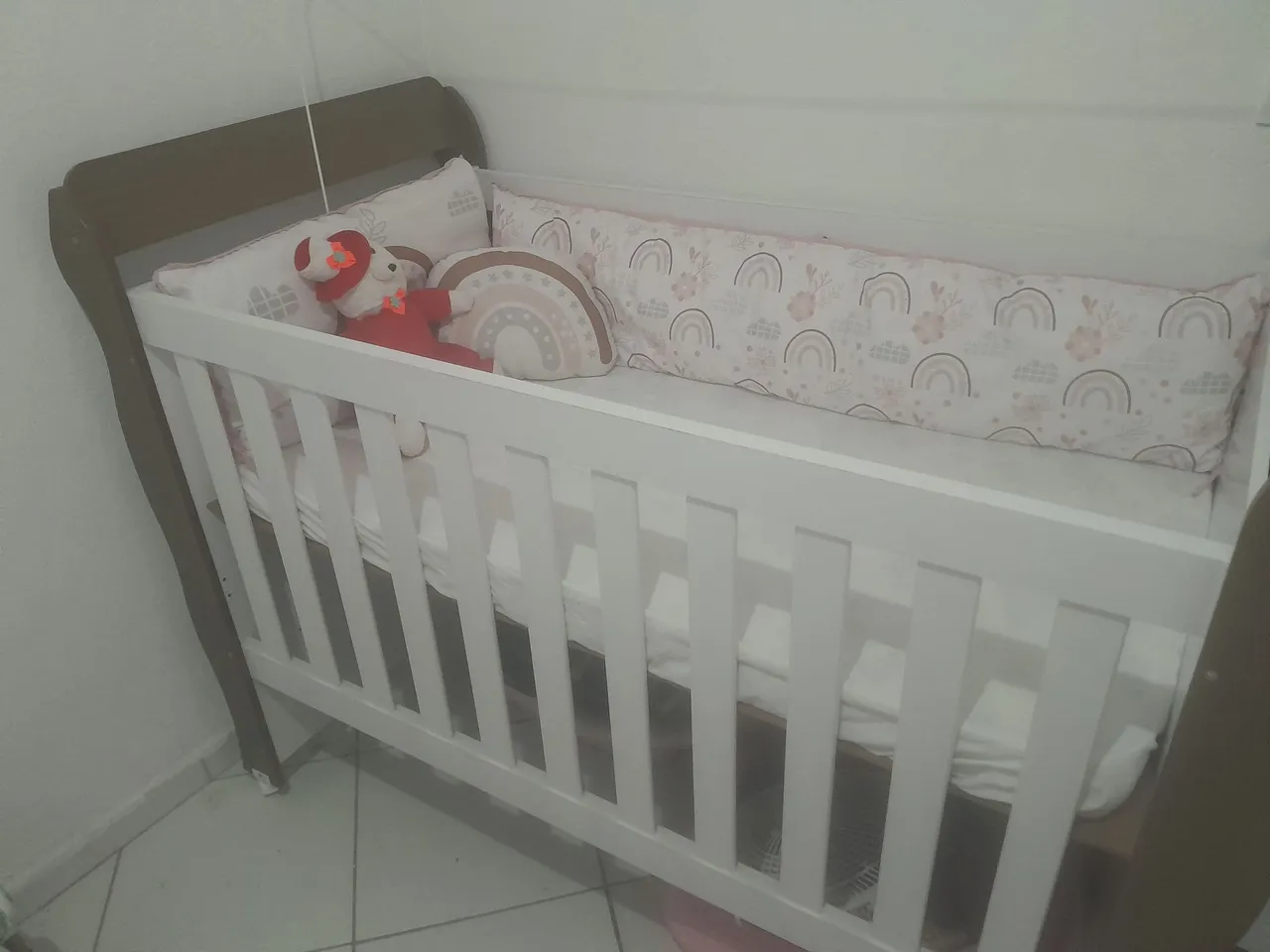 Berço de Bebê Branco com Detalhes