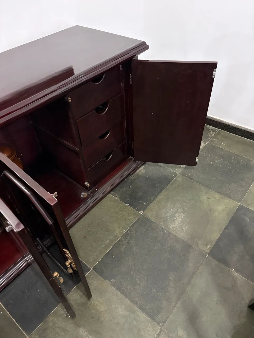Conjunto de mesa cadeiras e buffet de laca vinho com espelho. - Foto 2