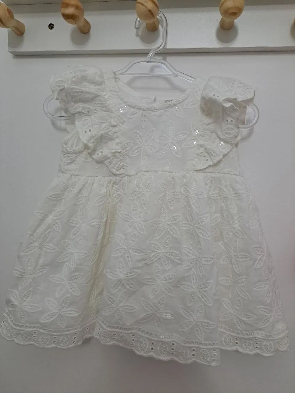 Vestido branco bordado para bebê