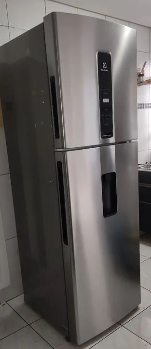 GELADEIRA ELETROLUX COM DISPENSER DE ÁGUA iW45S  127V~