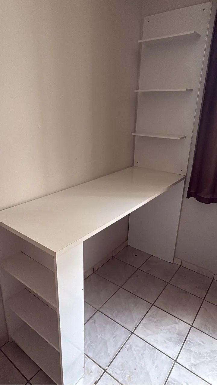 Balcão com prateleiras