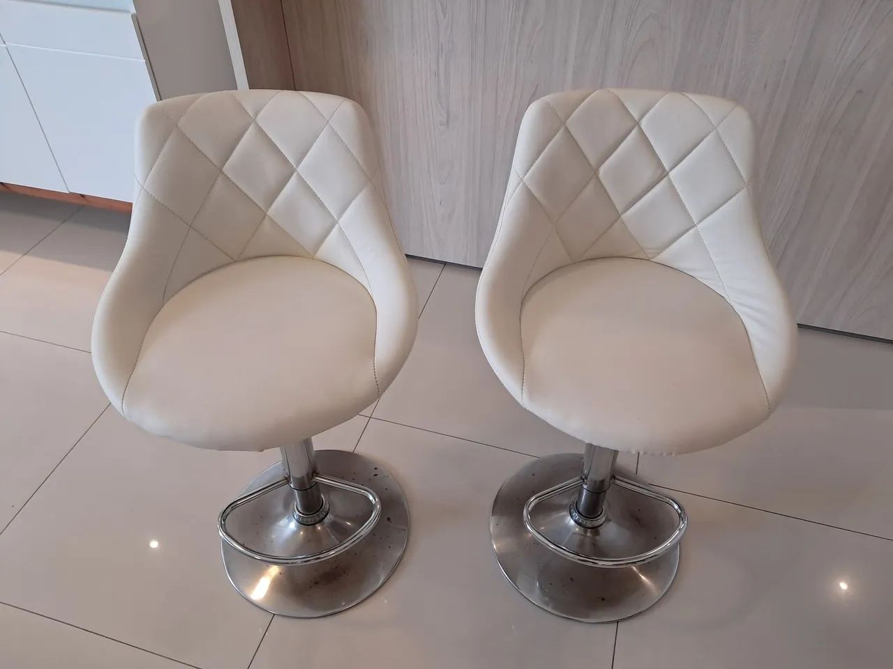 Par de banquetas giratórias