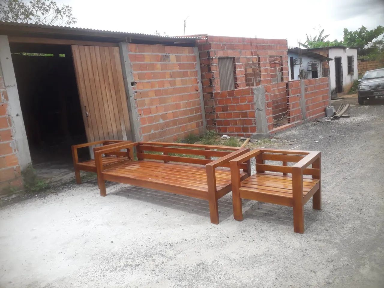 Sofa de 1,90x0,75 com 2 poltronas de madeira