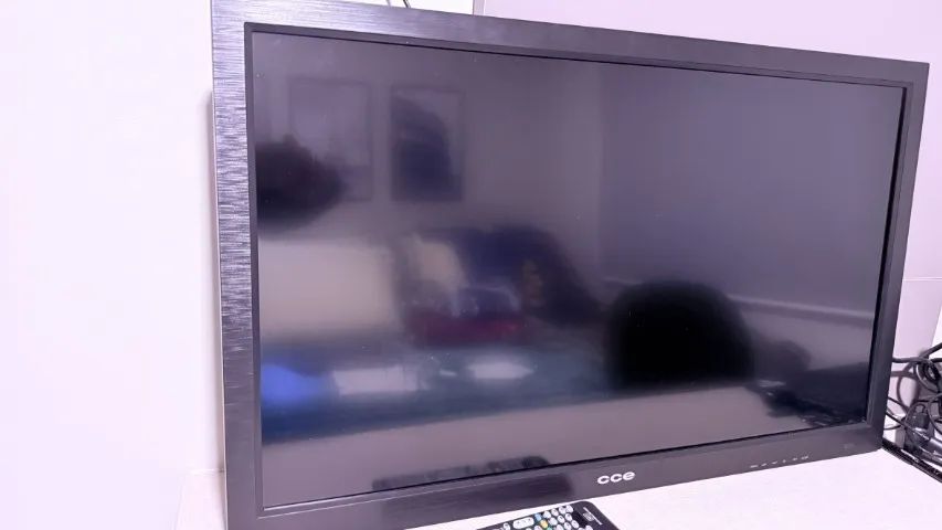TV CCE 32 polegadas funcionando