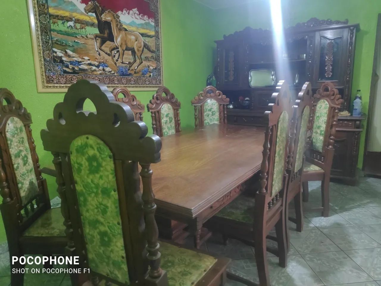 Mesa com 6 cadeiras e armário.