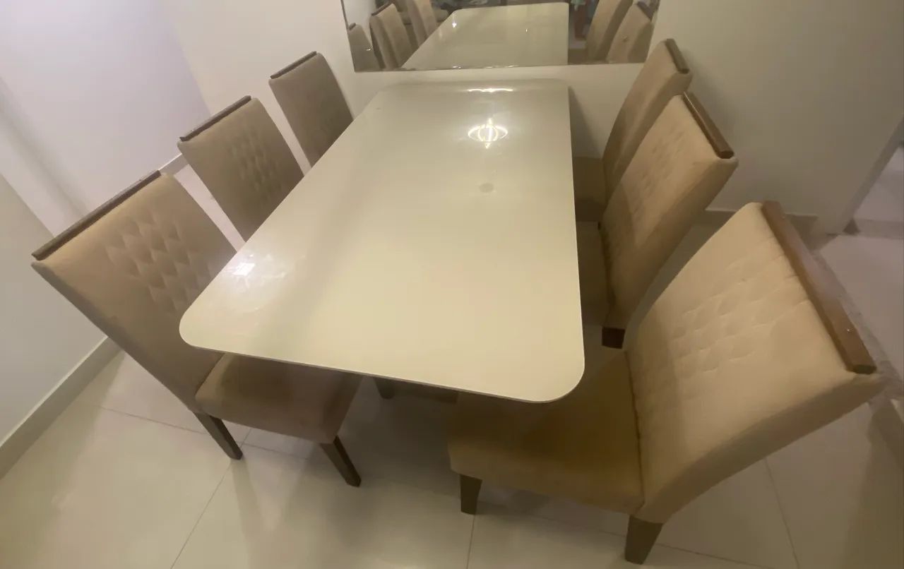 Mesa de vidro com seis cadeiras 