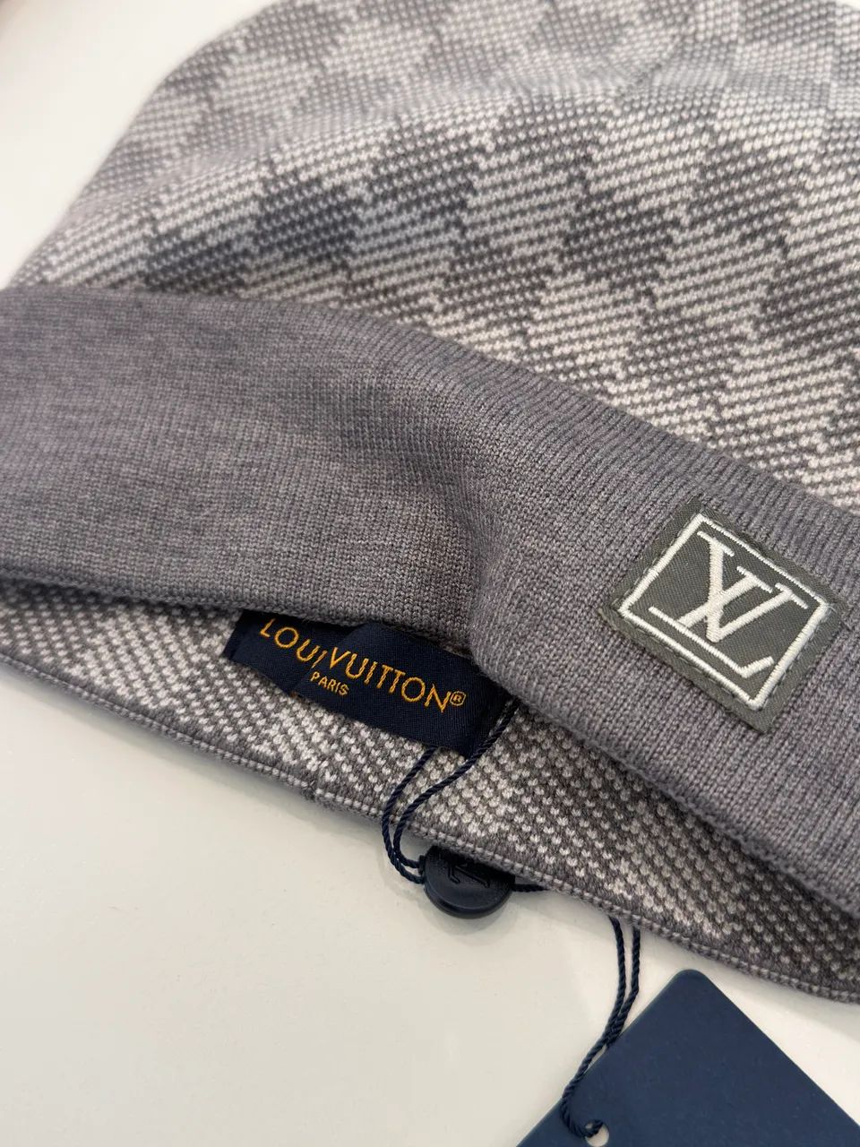 Gorro Louis Vuitton xadrez cinza - Foto 4