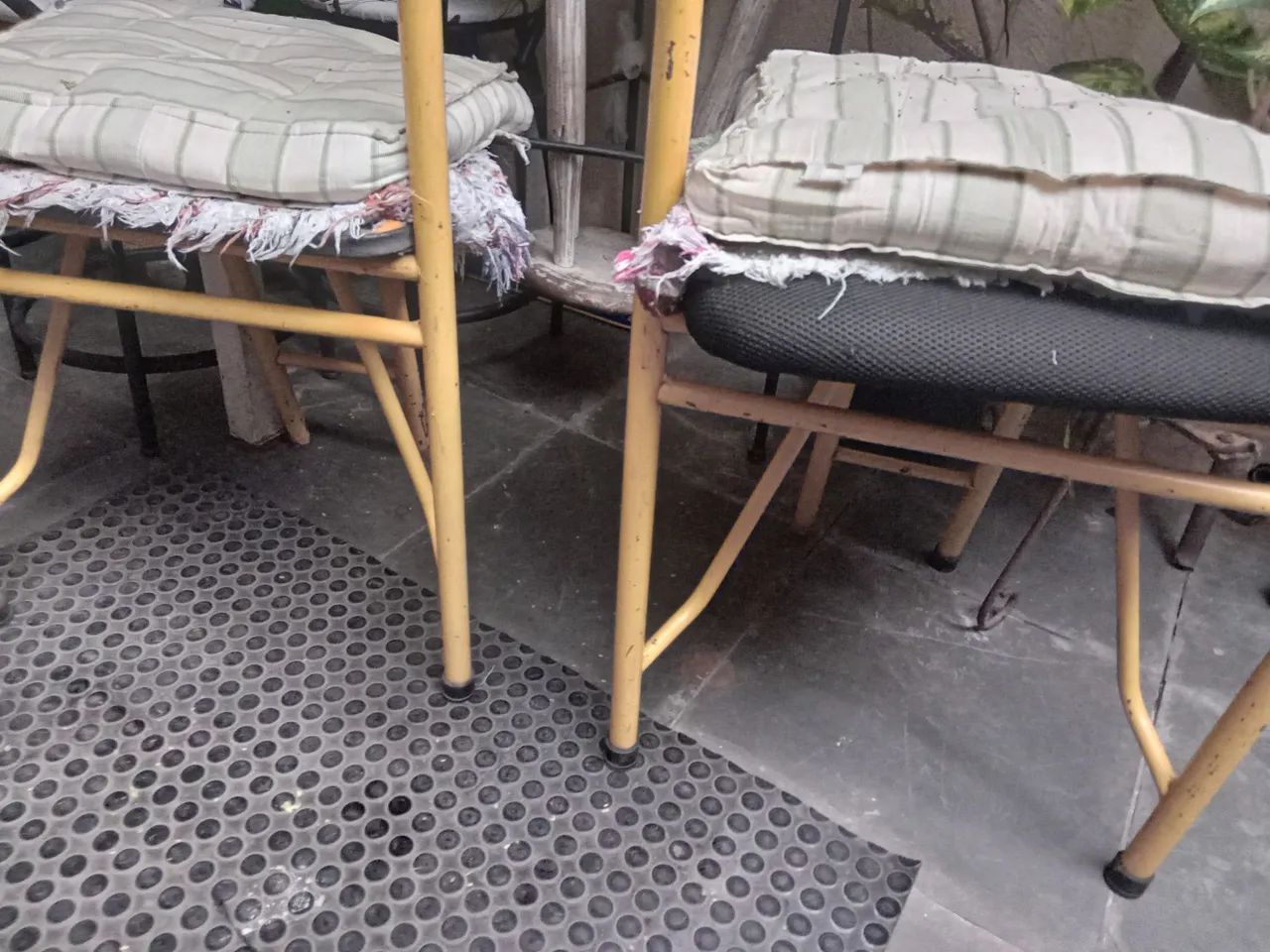 Cadeira antiga de ferro maciço 