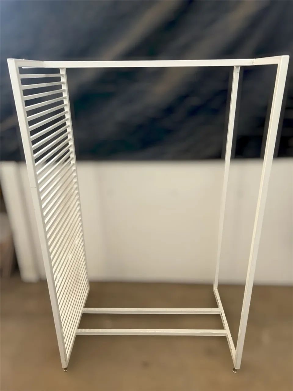 Expositor de roupa em metal branco  - Foto 3