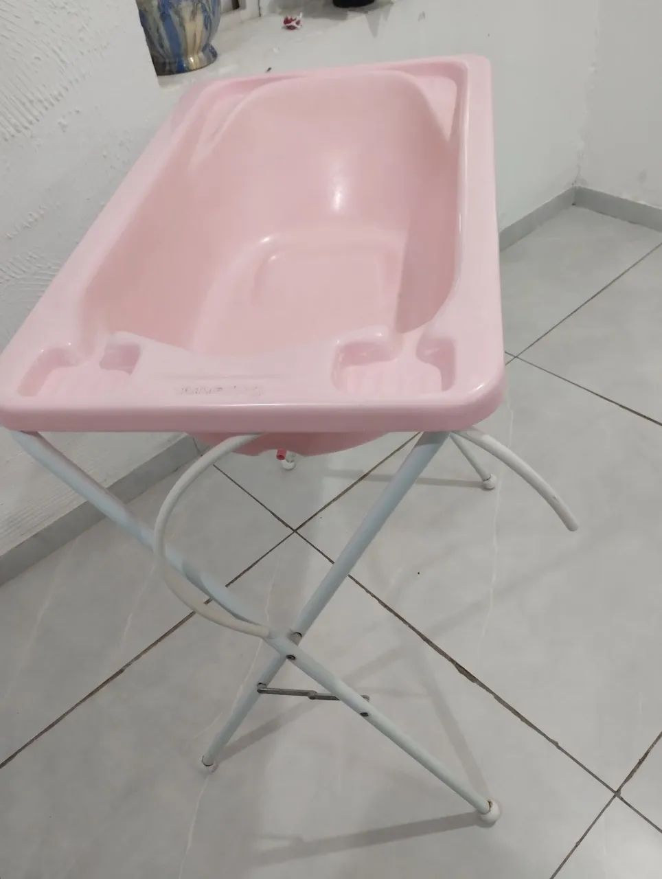Banheira com suporte cor rosa  - Foto 2