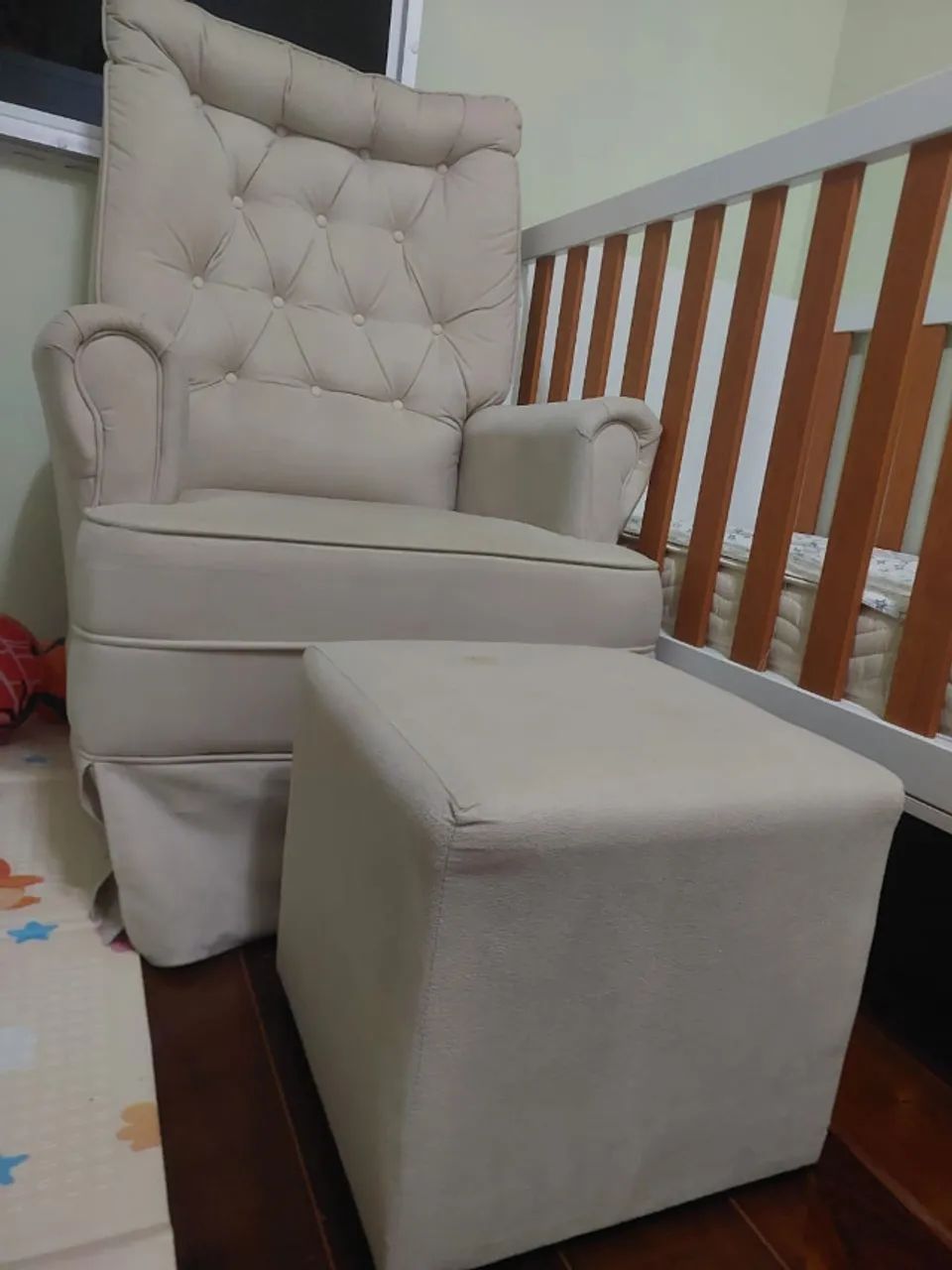Poltrona de Amamentação Bege com Puff Capitonê Quarto de Bebê - Foto 2
