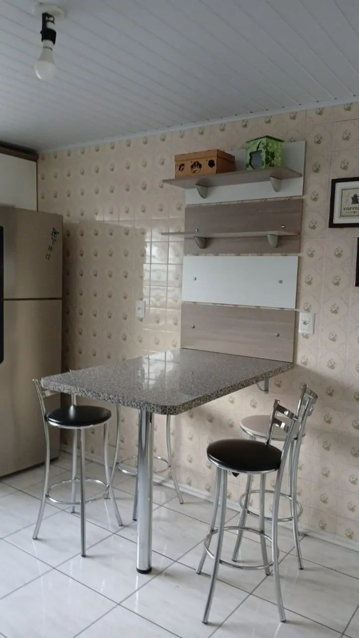 Conjunto Mesa com painel e banquetas