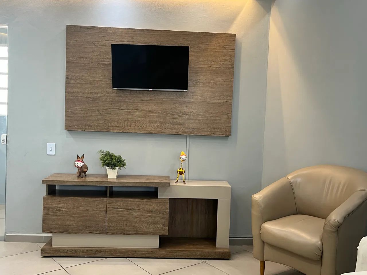     Rack com Painel para TV - Madeira