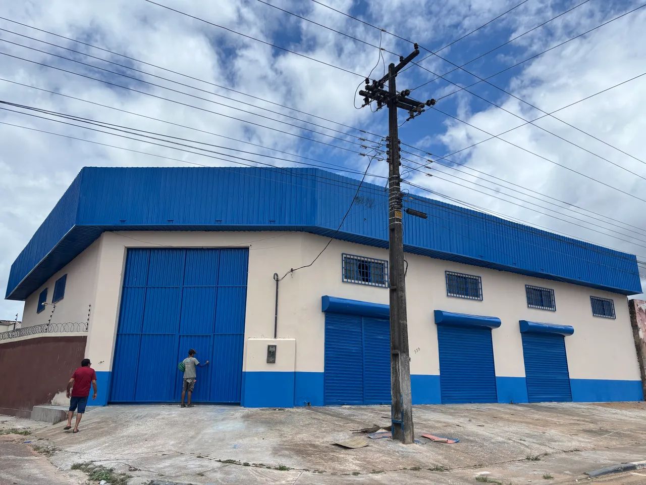 Aluga-se galpão na avenida das Guianas 