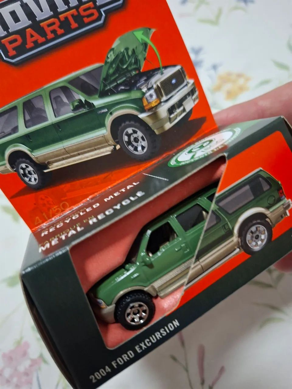 Miniatura Ford Excursion escala 1/64 Matchbox movingparts  - Foto 2