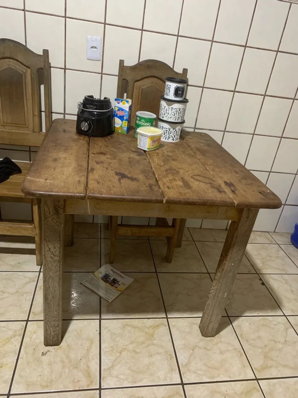 Vendo mesa de madeira com 4 cadeiras 
