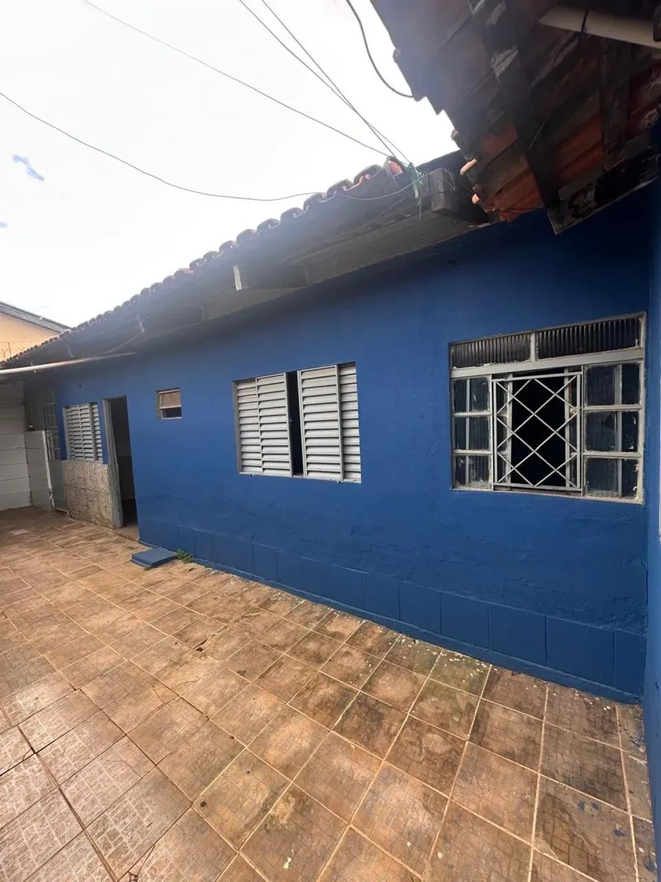 ALUGA-SE BARRACÃO RESIDÊNCIAL