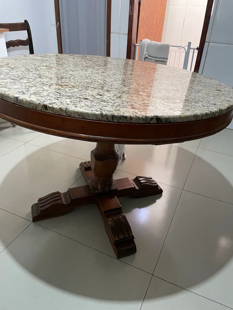 Mesa de madeira com tampo de granito 