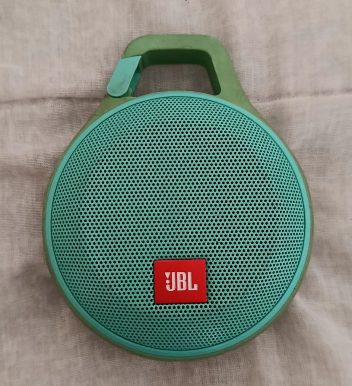 Mini Caixa de som JBL clip+ Verde com cabo e  mosquetão. 