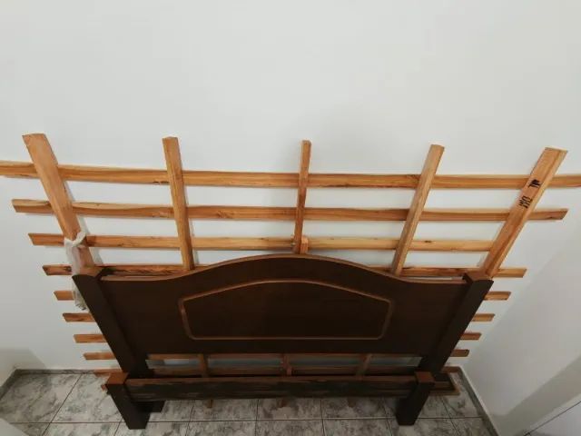 Cama de madeira casal