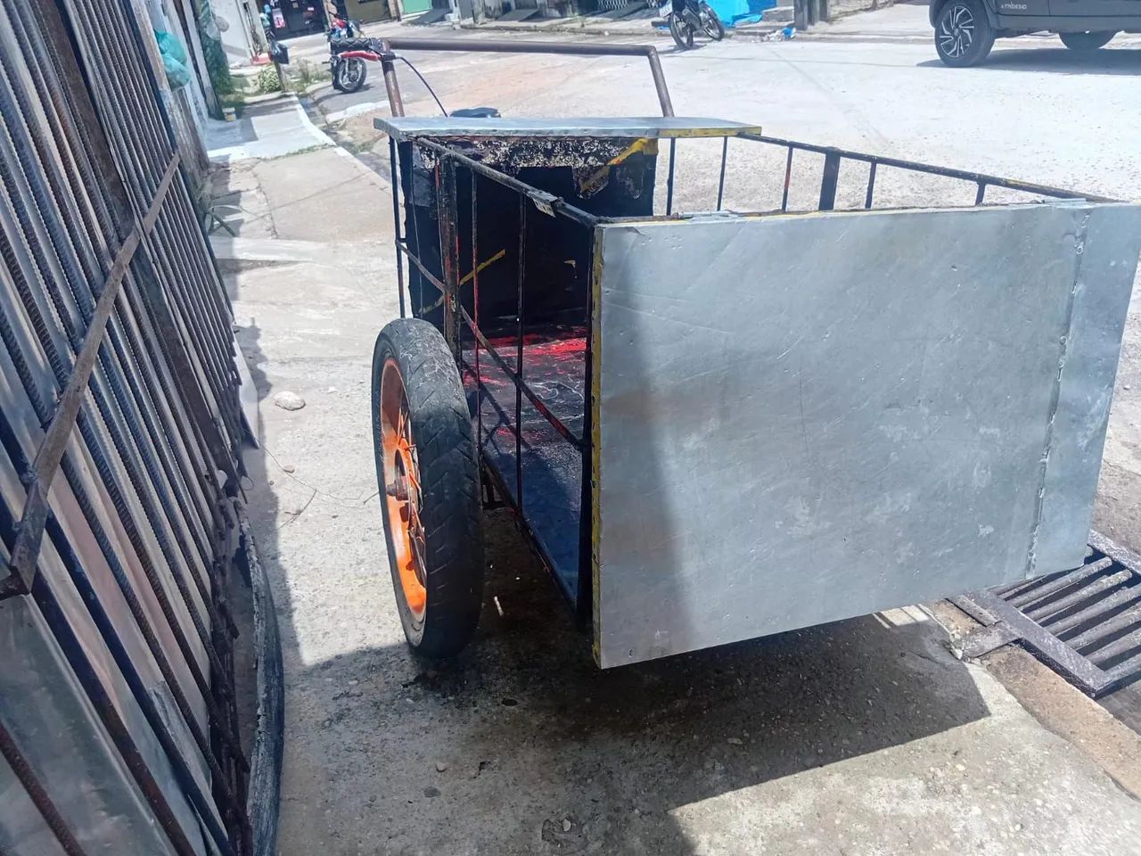 Vendo um um carrinho adaptado para vendas de produtos, lanches etc.. - Foto 2
