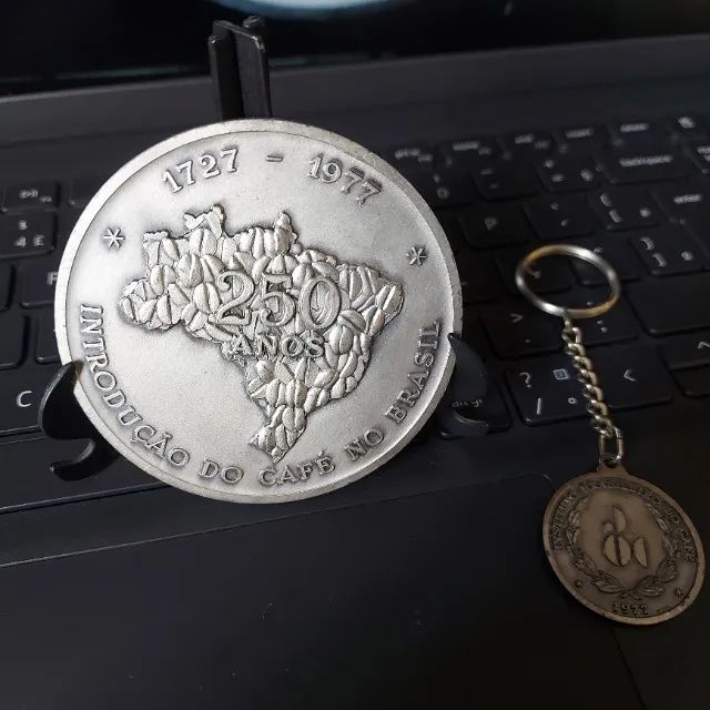 Medalha ref 250 anos do café e chaveiro - Foto 4