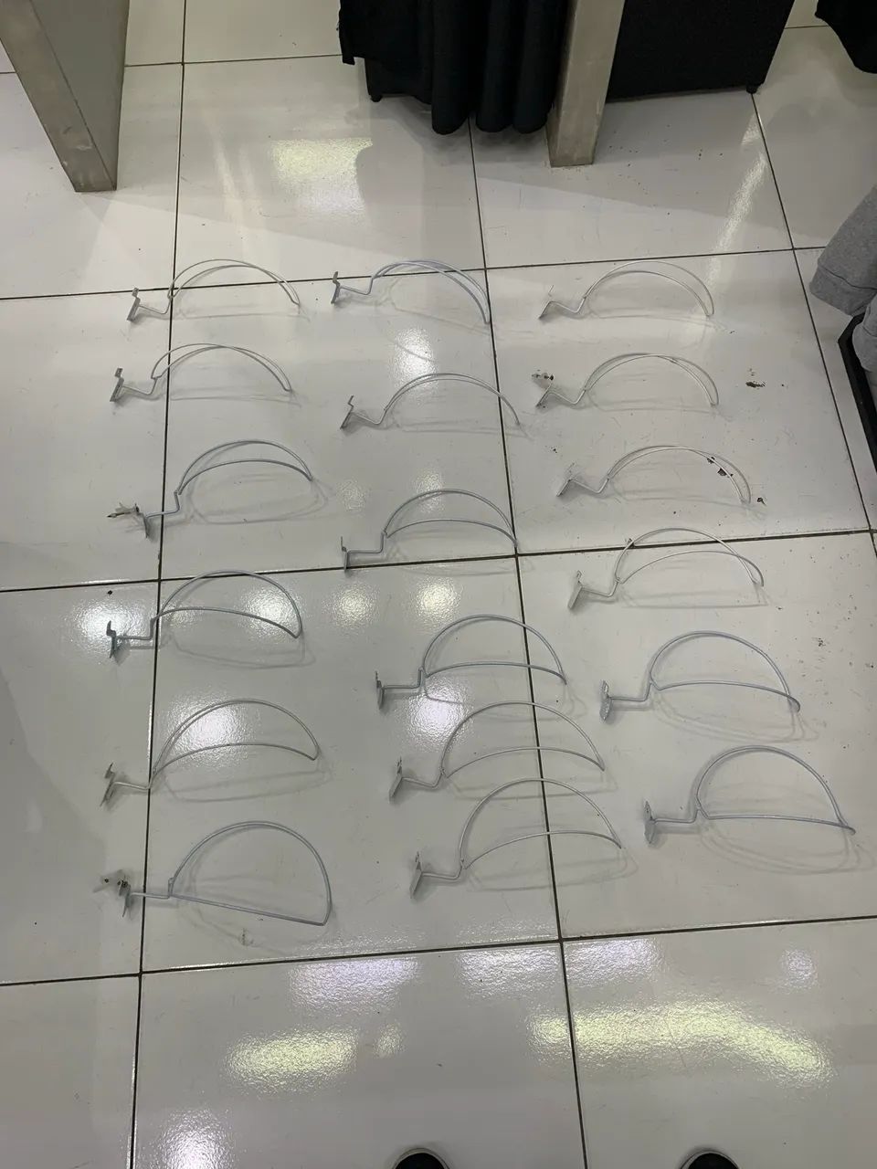 Suporte De Boné P/ Branco - 18 unidades  - Foto 2