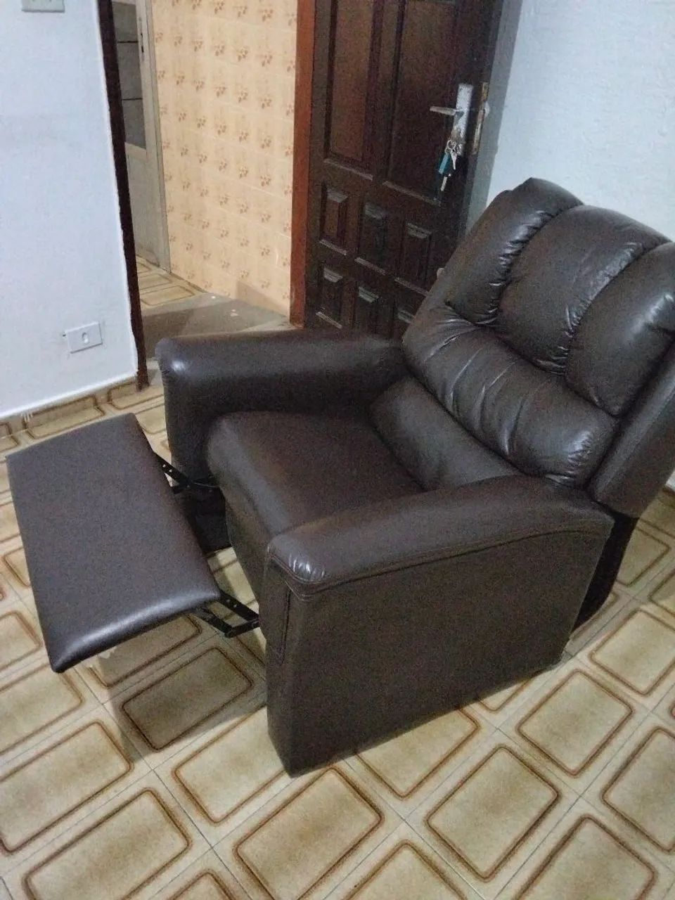 Vendo poltrona do papai de coro em perfeito estado  - Foto 3