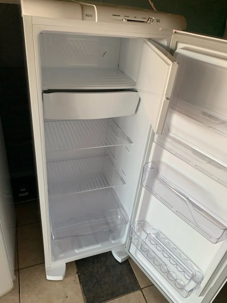 Vendo esse geladeira semi nova  - Foto 3
