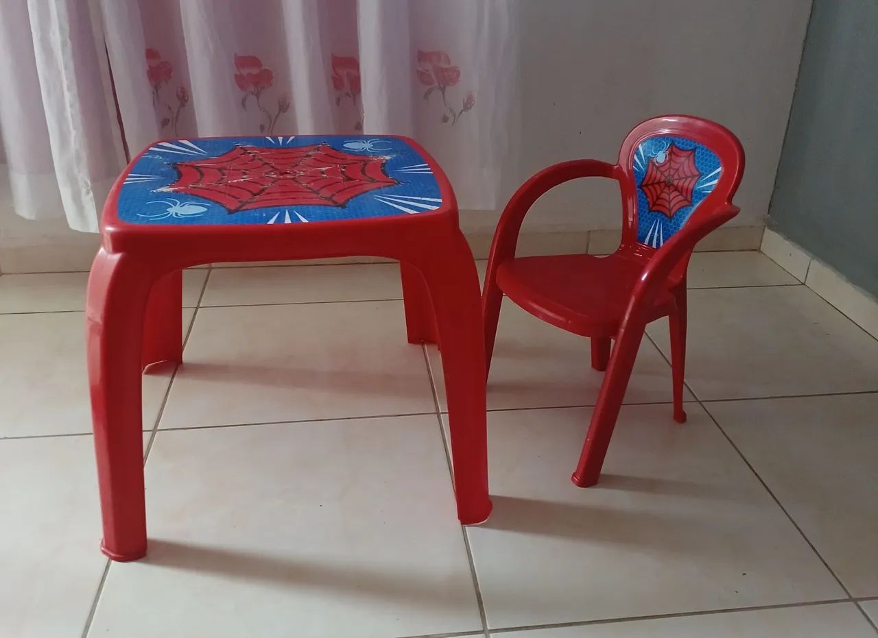 Mesa infantil com 1 cadeira