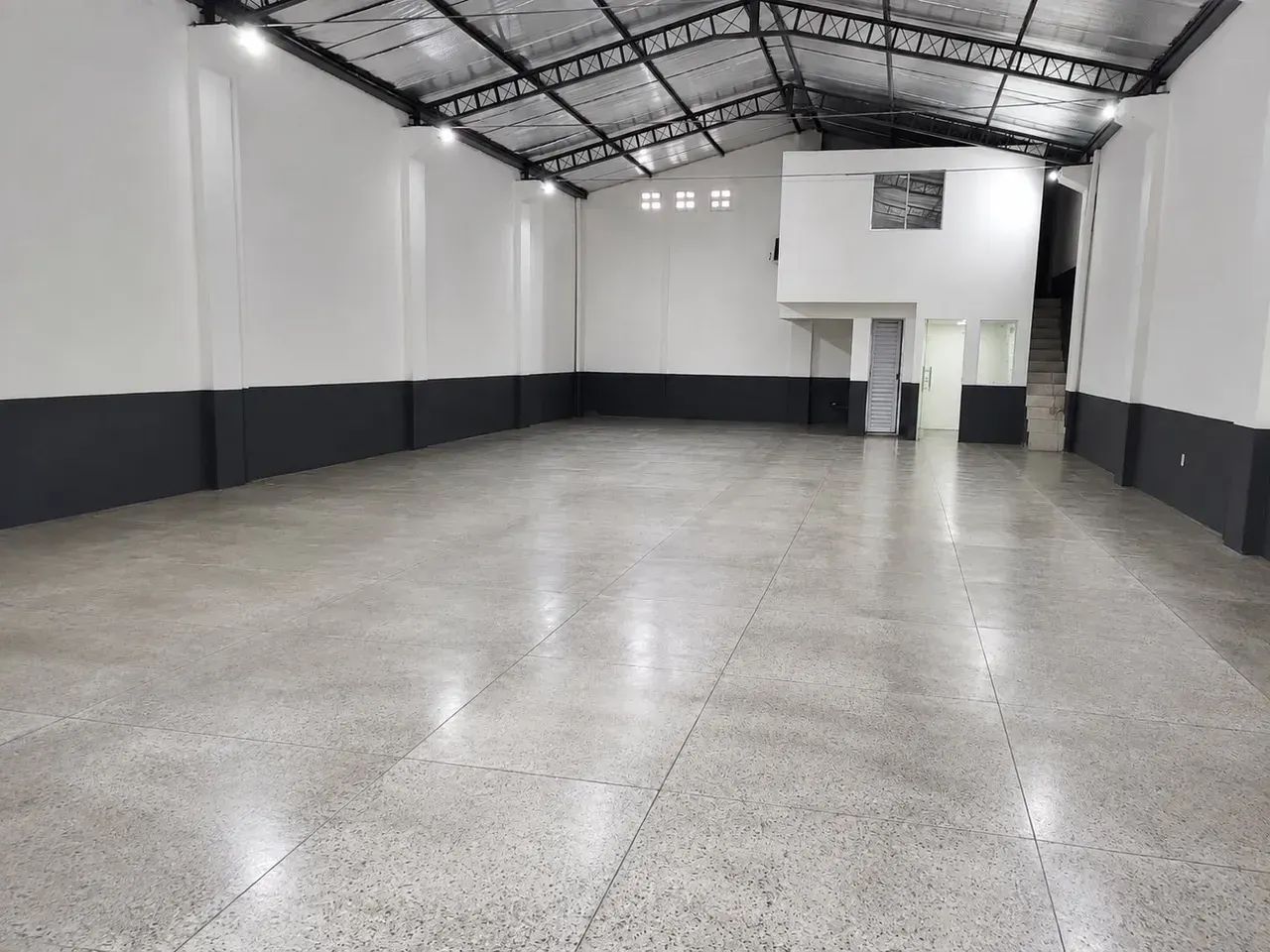 Mario Covas - Galpao 220m²  coqueiro - deposito e caução somente.