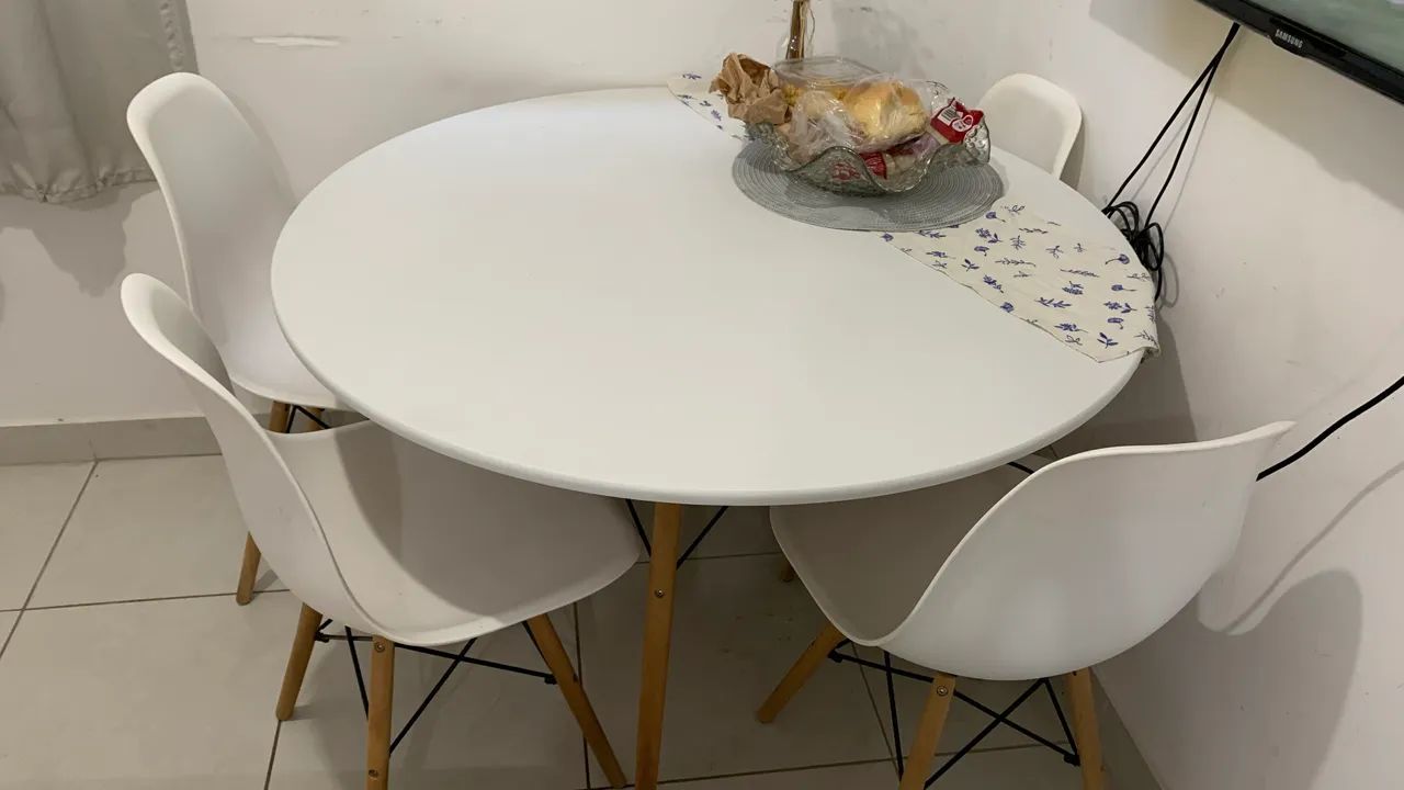 Conjunto de Mesa Eames e Cadeiras 