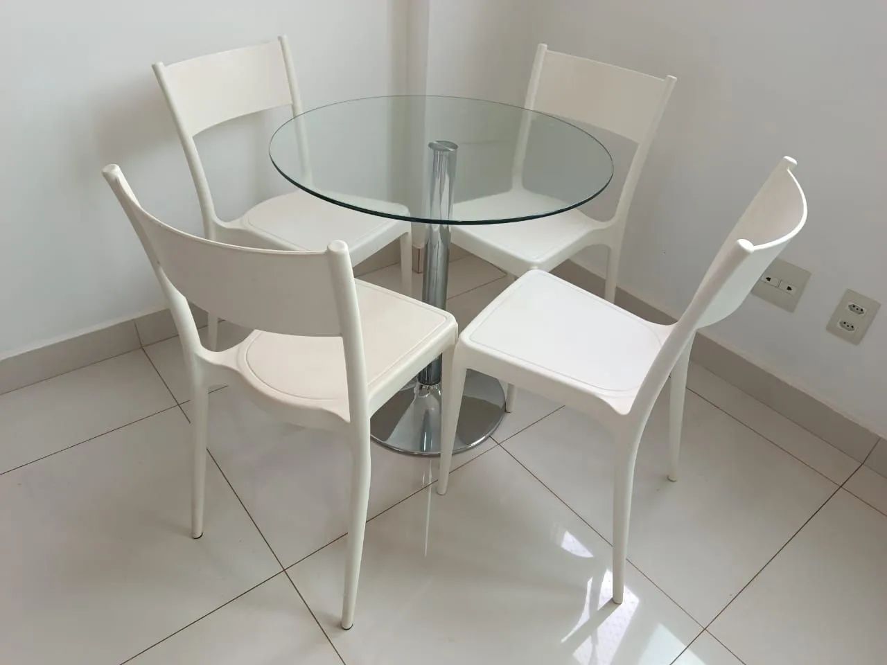Mesa de vidro redonda com cadeiras  - Foto 2