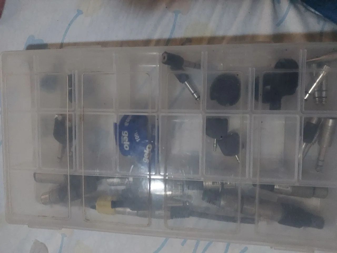 Caixa com vários plugs novos e usados.  Plugs xlr para microfone e adaptadores.