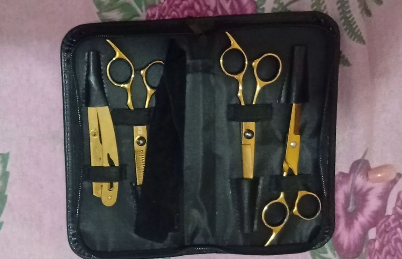 Vendo kit com navalha e tesouras em bom estado de uso 