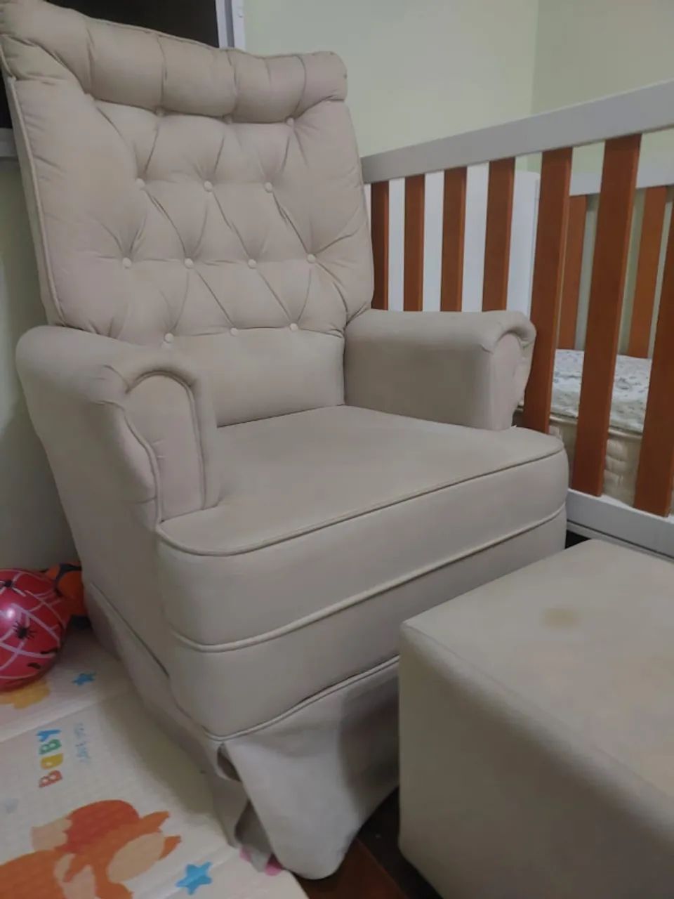 Poltrona de Amamentação Bege com Puff Capitonê Quarto de Bebê