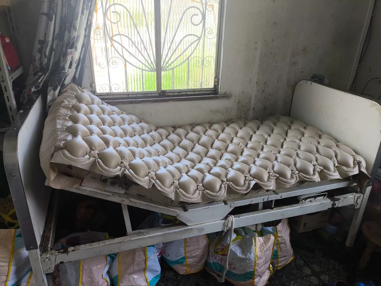 Vendo cama hospitalar com 2 manivelas  - Foto 4