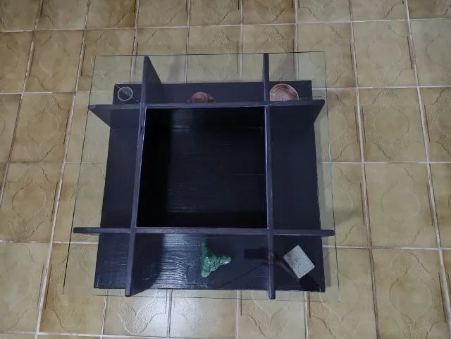 Mesa de centro de madeira maciça e tampo de vidro - Foto 2