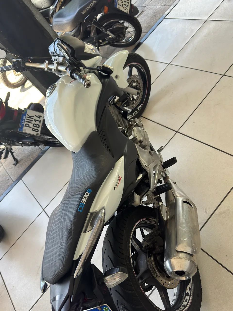 CB300 com 2 discos, em dia de repasse, FIPE. R$12.574 - Foto 5