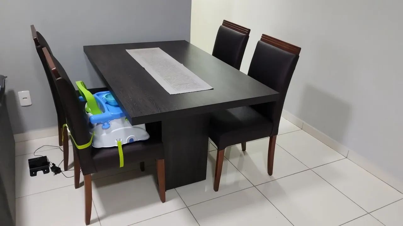 Mesa de jantar com 4 cadeiras .